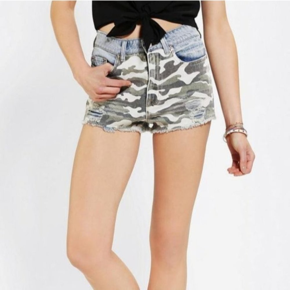 BDG UO high rise dree cheeky camo denim shorts size 27w raw hem 12" rise - Picture 2 of 10